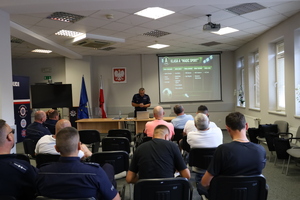 Policjanci podczas spotkania z przedstawicielami klubów piłkarskich z terenu powiatu chrzanowskiego.
