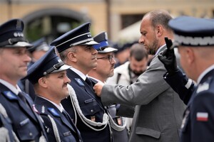 Policjanci podczas uroczystości wręczania odznaczeń i mianowań.
