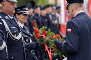 Policjanci podczas uroczystości wręczania odznaczeń i mianowań.