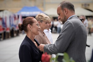Pracownik cywilny otrzymujący odznaczenie.