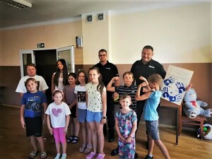 Dzielnicowi z Komisariatu Policji w Trzebini podczas spotkania z dziećmi w Wiejskim Domu Kultury w Karniowicach.