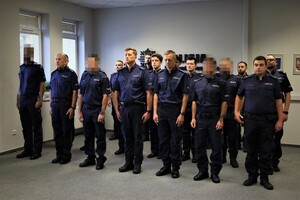 Grupa policjantów w umundurowaniu służbowym podczas uroczystej zbiórki w Komendzie Powiatowej Policji w Chrzanowie.