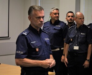 Policjanci oraz przedstawiciele kadry kierowniczej Komendy Powiatowej Policji w Chrzanowie podczas uroczystej zbiórki związanej z wręczeniem aktów mianowania.