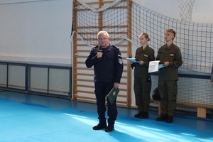 Dyrektor Liceum im. Batalionu Parasol w Trzebini podczas przemowy.