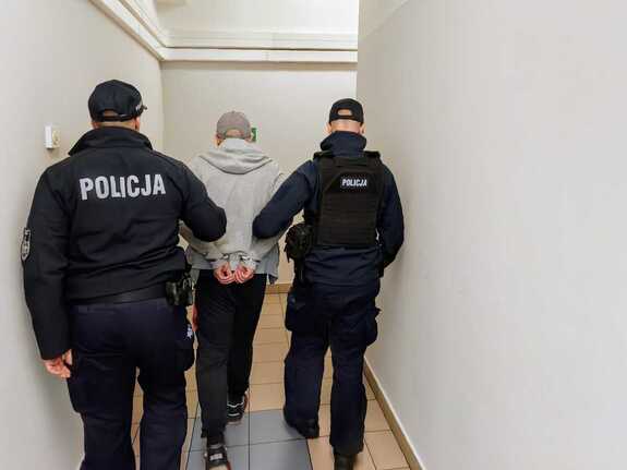 Policjanci prowadzący zatrzymanego mężczyznę w KPP Chrzanów.
