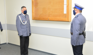 Na zdjęciu dowódca uroczystości odbywającej się w Komendzie Powiatowej Policji w Chrzanowie  składa meldunek Komendantowi Powiatowemu Policji w Chrzanowie