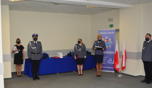 Na zdjęciu ( sala konferencyjna KPP Chrzanów)  widać dowódcę uroczystości po złożeniu meldunku oraz lektora, a także policjantkę odczytującą rozkazy personalne
