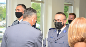 Na zdjęciu Komendant KPP w Chrzanowie wręcza akty mianowania policjantom
