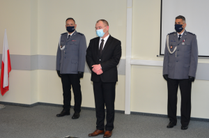 Starosta Chrzanowski Andrzej Uryga składający policjantom gratulacje za otrzymane awanse. Obok Starosty stoją Komendanci KPP w Chrzanowie