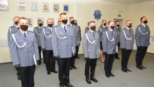 Policjanci w stroju wyjściowym stojący w szeregach na sali konferencyjnej KPP w Chrzanowie