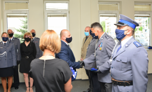 Komendant Powiatowy Policji w Chrzanowie otrzymujący medal za długoletnie członkostwo oraz działalność na rzecz NSZZ Policjantów.