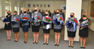 Policjantki KPP w Chrzanowie trzymające w rękach czerwone bukiety z róż.