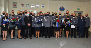 Grupowe zdjęcie policjantów i policjantek w KPP w Chrzanowie, którzy odebrali akty mianowania na wyższe stopnie w Policji