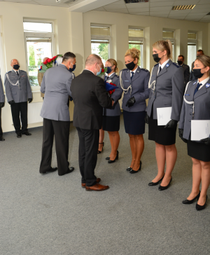 Gratulacje składane policjantkom przez Komendanta KPP w Chrzanowie oraz Starostę Chrzanowskiego.