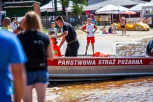 Łódź Państwowej Straży Pożarnej w Chrzanowie zwodowana na akwenie &quot;Chechło&quot; w Trzebini