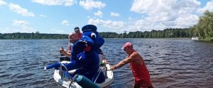 Maskotka &quot;Inspektor Wawelek&quot; na łodzi Miejskiego WOPR w Chrzanowie