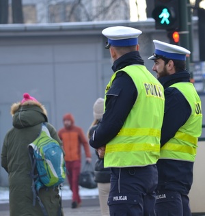 Policjanci ruchu drogowego nadzorują ruch pieszych w rejonie przejścia dla pieszych