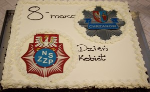Na zdjęciu tort z logo NSZZ Policjantów Województwa Małopolskiego oraz logo chrzanowskiej Policji