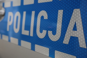 Napis POLICJA na drzwiach radiowozu