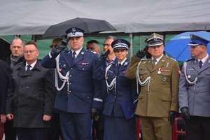 Komendant Wojewódzki Policji w Krakowie nadinsp. Michał Ledzion, p.o. Komendant Powiatowy Policji w Chrzanowie mł. insp. Urszula Martyniuk, Komendant Komisariatu Policji w Trzebini oraz Szef Centralnego Wojskowego Centrum Rekrutacji Ośrodka Zamiejscowego w Krakowie ppłk Zbigniew Pustułka oddają honory.