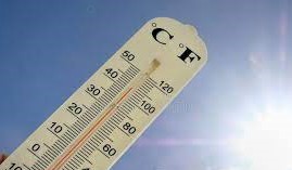 Na zdjęciu termometr wystawiony do słońca, na którym wskazana jest temperatura 42 stopnie Celsiusa