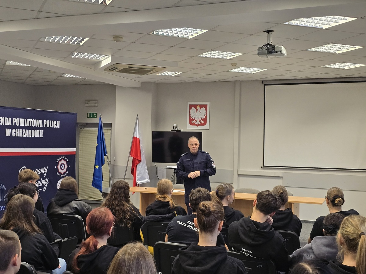 Wizyta uczniów klasy mundurowej z Trzebini w KPP w Chrzanowie
